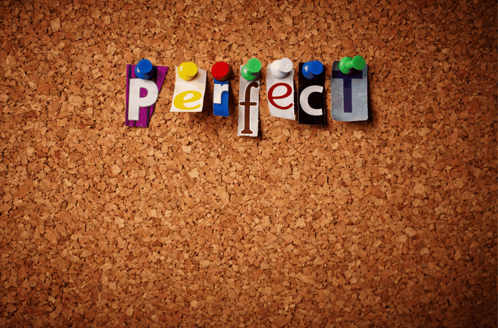 Bunt gestaltetes Wort ‚Perfect‘ aus Buchstaben auf Korkhintergrund – Symbol für Perfektionismus und mentale Stärke