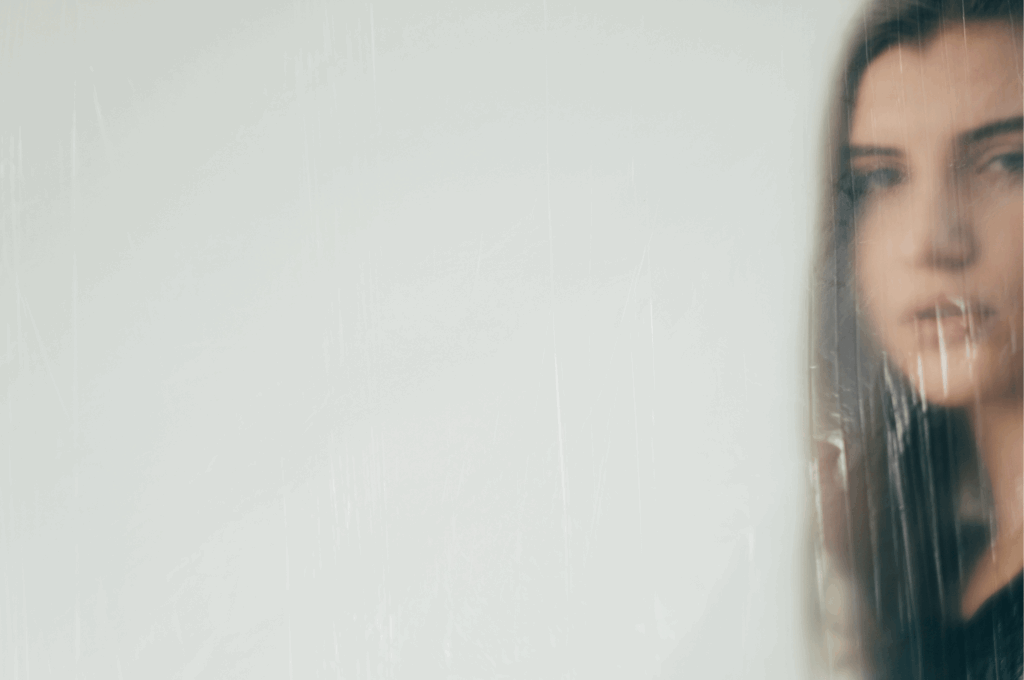 Frau schaut nachdenklich – Symbol für mentale Blockaden und innere Klarheit