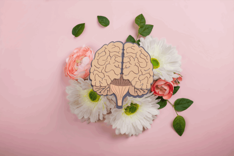 Dekoratives Notizbuch im Blumenkreis – Symbol für Achtsamkeit, Reflexion und Mental Health Awareness.