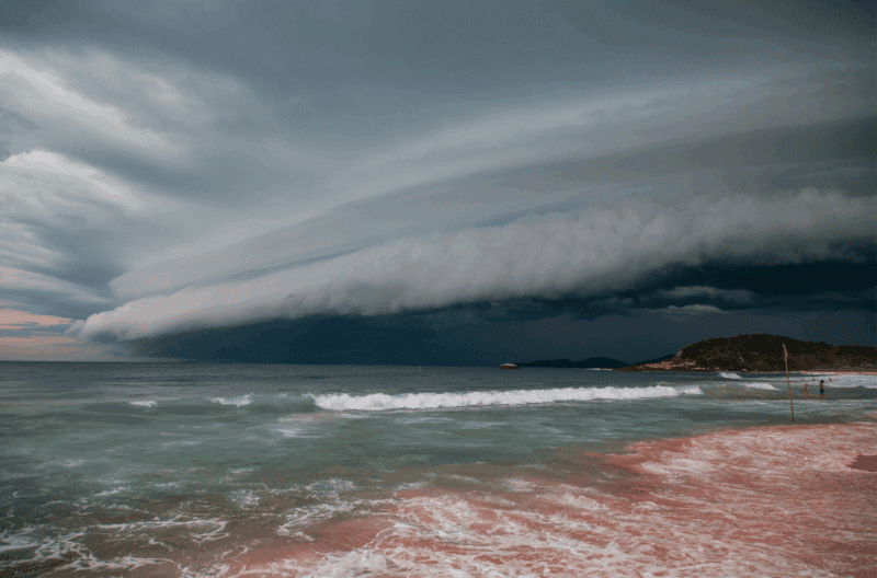 Ruhige Meereslandschaft mit Wellen am Strand – Symbol für Entspannung und innere Ruhe