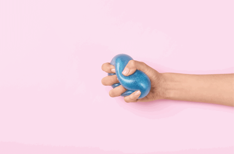 Hand hält Stressball – Symbol für Stressabbau und mentale Entlastung