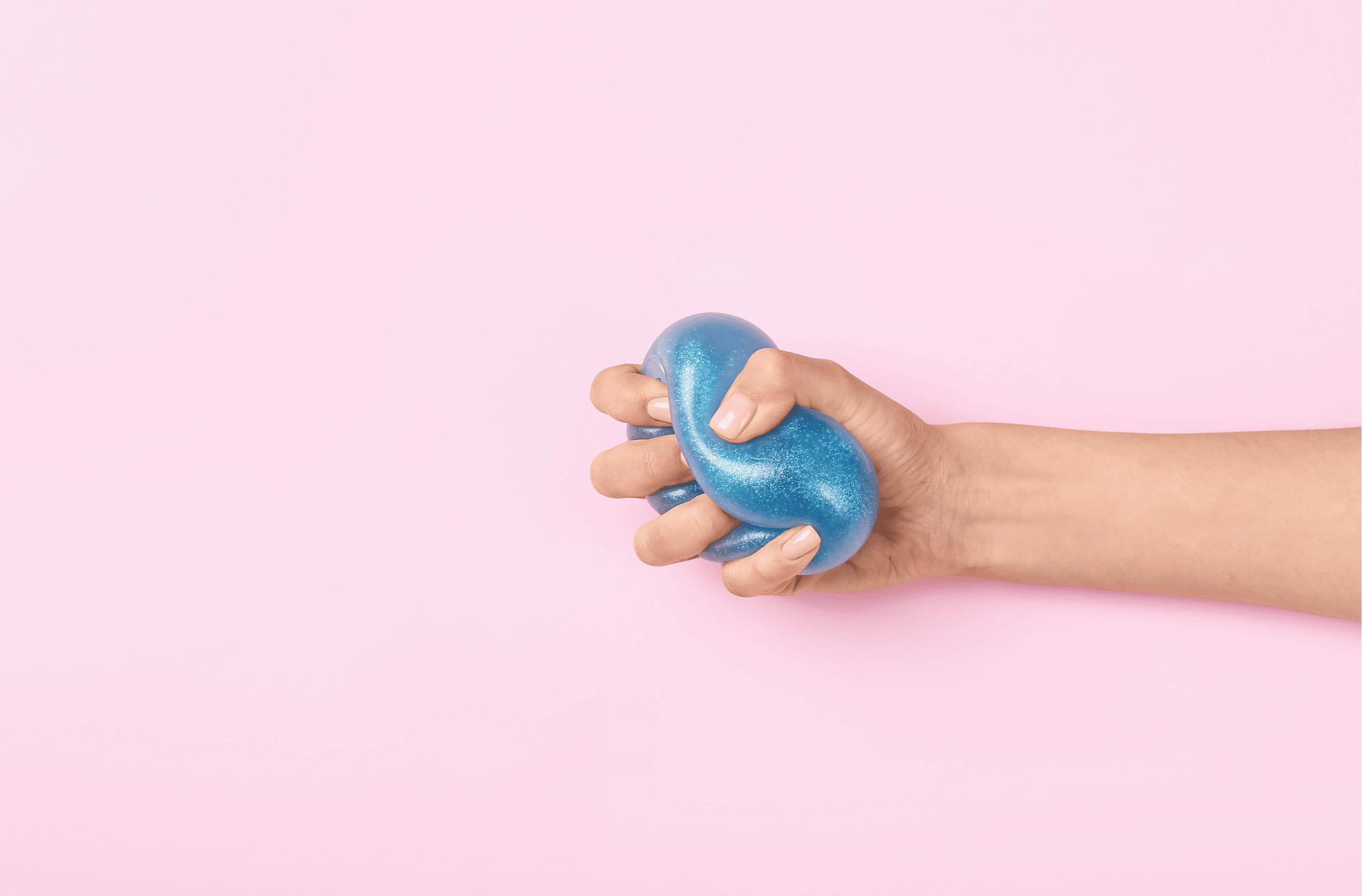 Hand hält Stressball – Symbol für Stressabbau und mentale Entlastung
