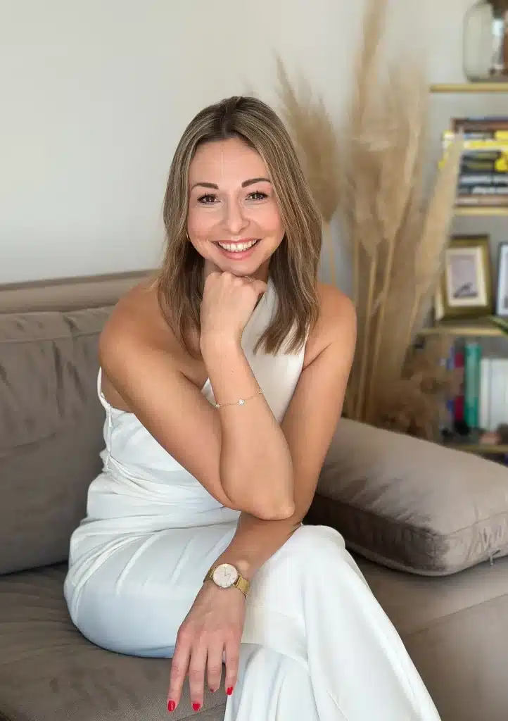 Sandra Freidl Mentaltrainerin im Büro Graz lächelnd