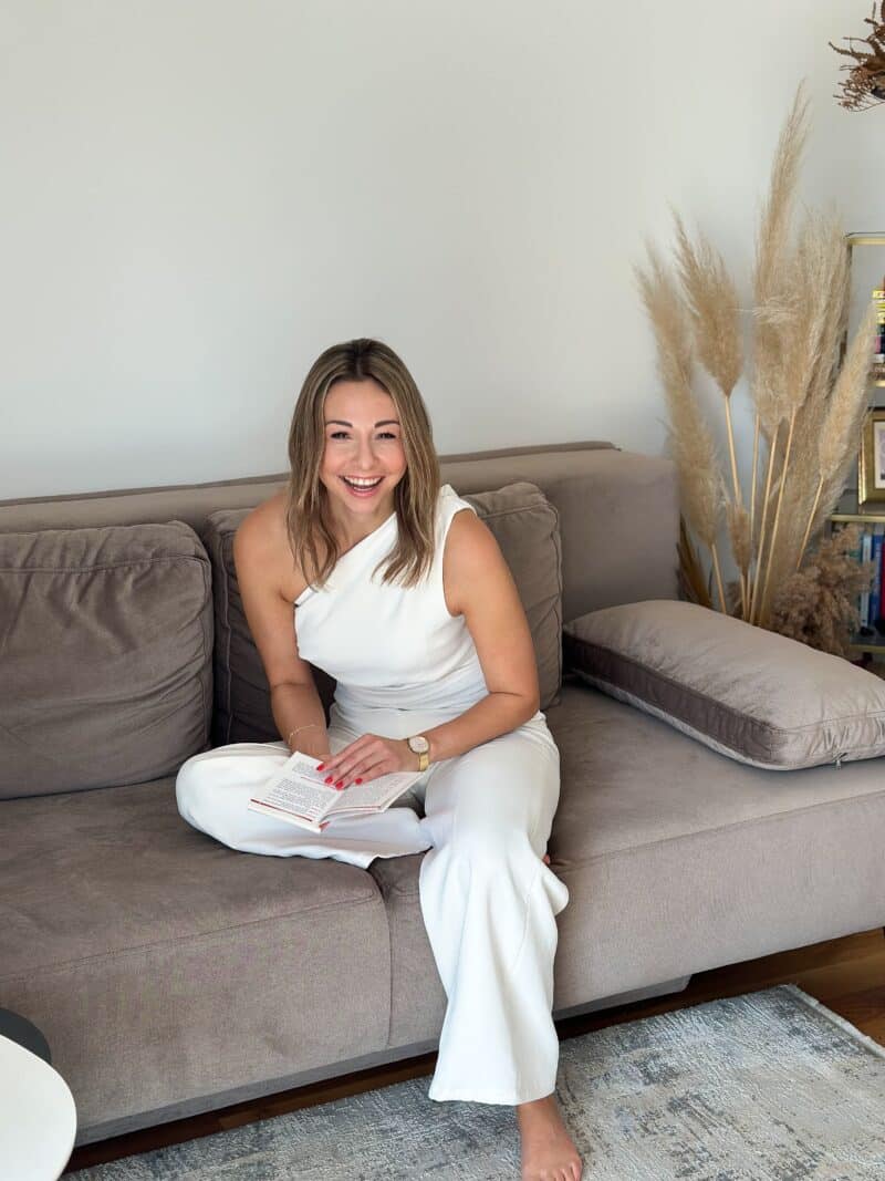 Mentaltraining Graz – Frau sitzt entspannt auf Sofa und reflektiert Gedanken für mehr mentale Stärke