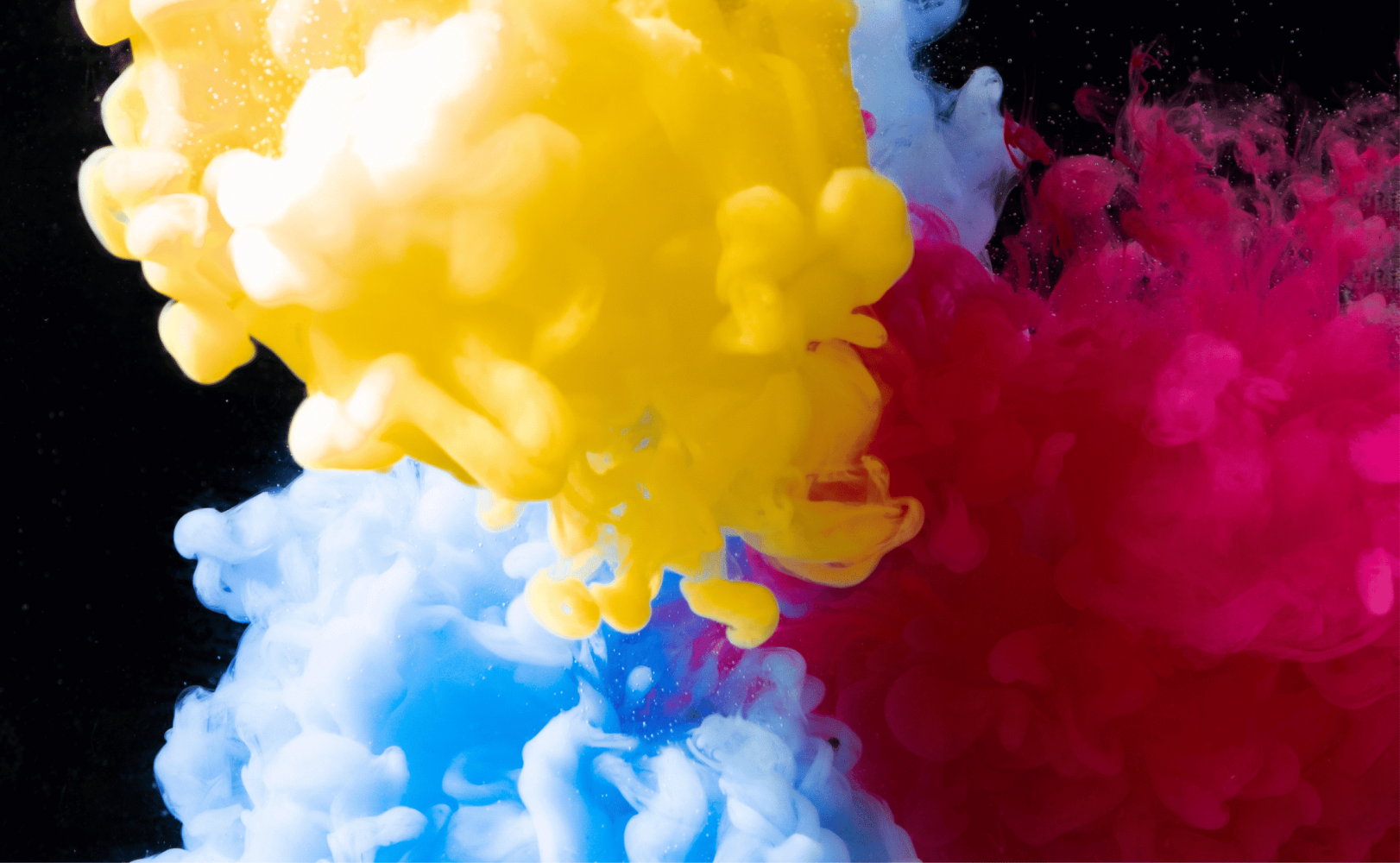 Bunte Farbwolken im Wasser als Symbol für Flow – der Moment, in dem Gedanken und Energie in Bewegung kommen.