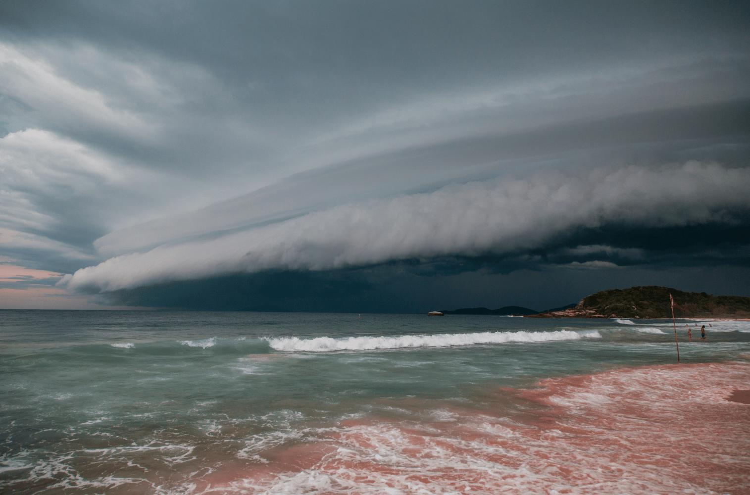 Ruhige Meereslandschaft mit Wellen am Strand – Symbol für Entspannung und innere Ruhe