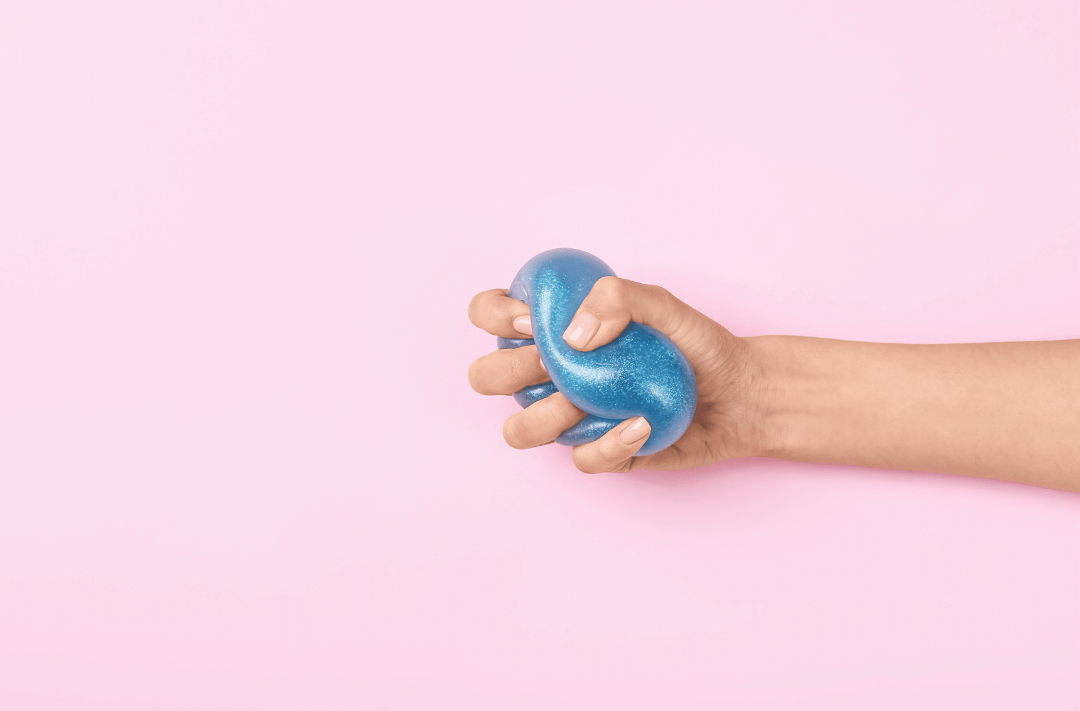 Hand hält Stressball – Symbol für Stressabbau und mentale Entlastung
