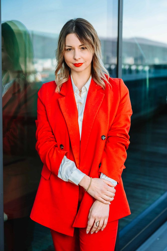 Sandra Freidl im roten Hosenanzug – Mentaltraining in Graz